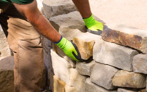 Parolex, beim Bau einer Trockenmauer aus Sandstein